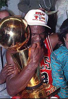 MJ ściska mistrzowskie trofeum