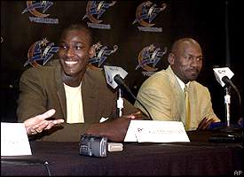 Michael Jordan i Kwame Brown - numer 1 draftu 2001